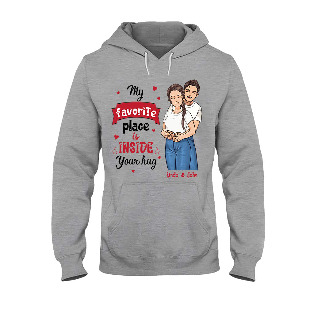 Mein Lieblingsplatz ist in deiner Umarmung – Personalisiertes Partner-T-Shirt und Hoodie