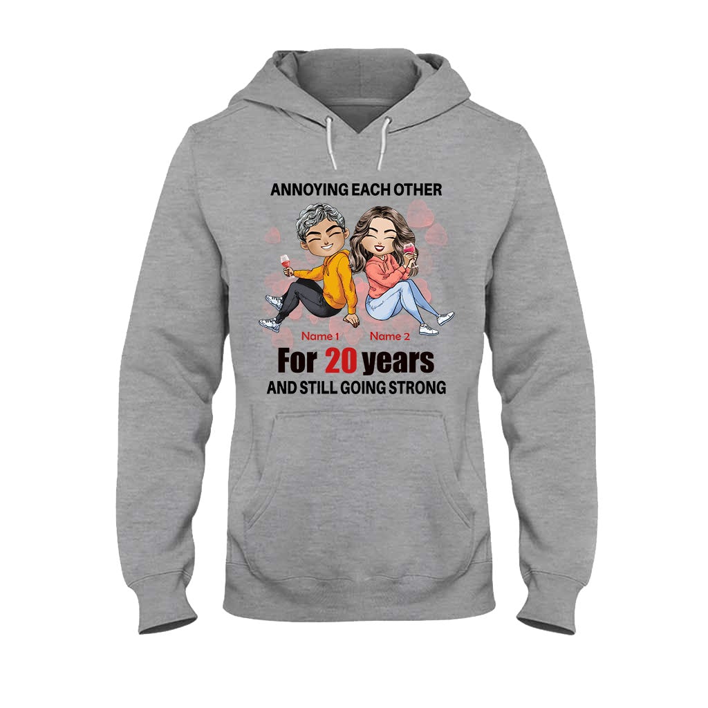 Ehepaar ärgert sich gegenseitig – Personalisiertes Partner-T-Shirt und Hoodie