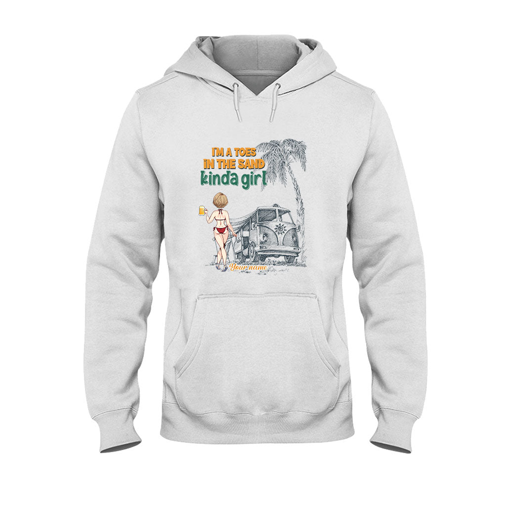 Ich bin ein Mädchen, das am liebsten mit den Zehen im Sand spielt – personalisiertes T-Shirt und Hoodie für Meeresliebhaber.