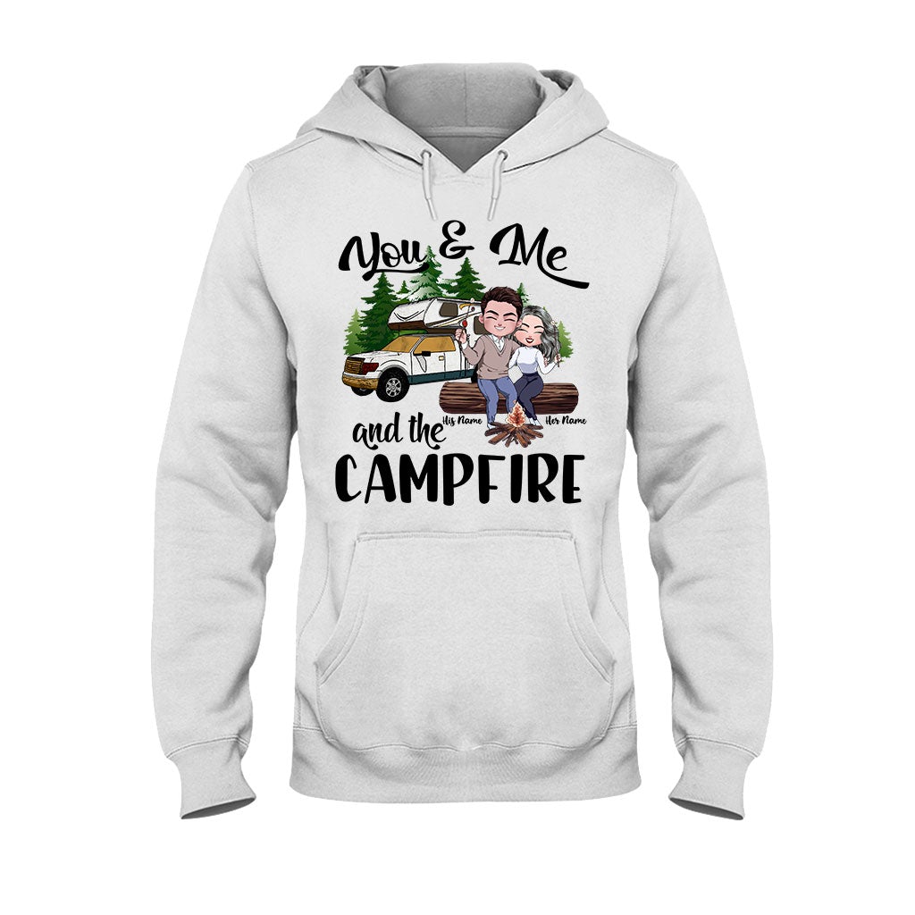 Du und ich und das Lagerfeuer – Personalisiertes Camping-T-Shirt und Hoodie