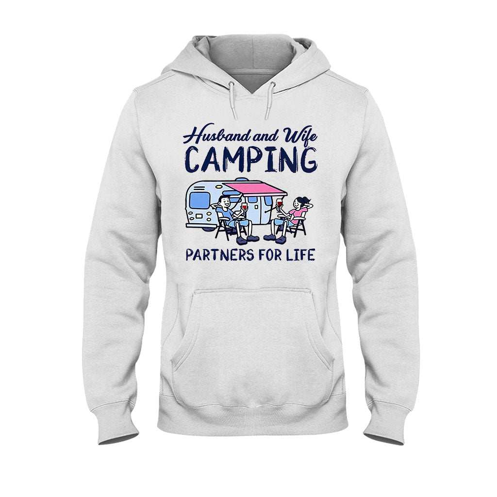 Campingpartner fürs Leben – Camping-T-Shirt und Hoodie für Ehepaare (112021)
