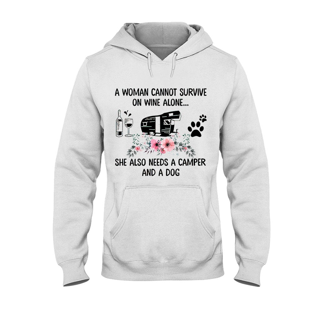 Eine Frau kann nicht nur von Wein leben – Camping-T-Shirt und Hoodie 1121