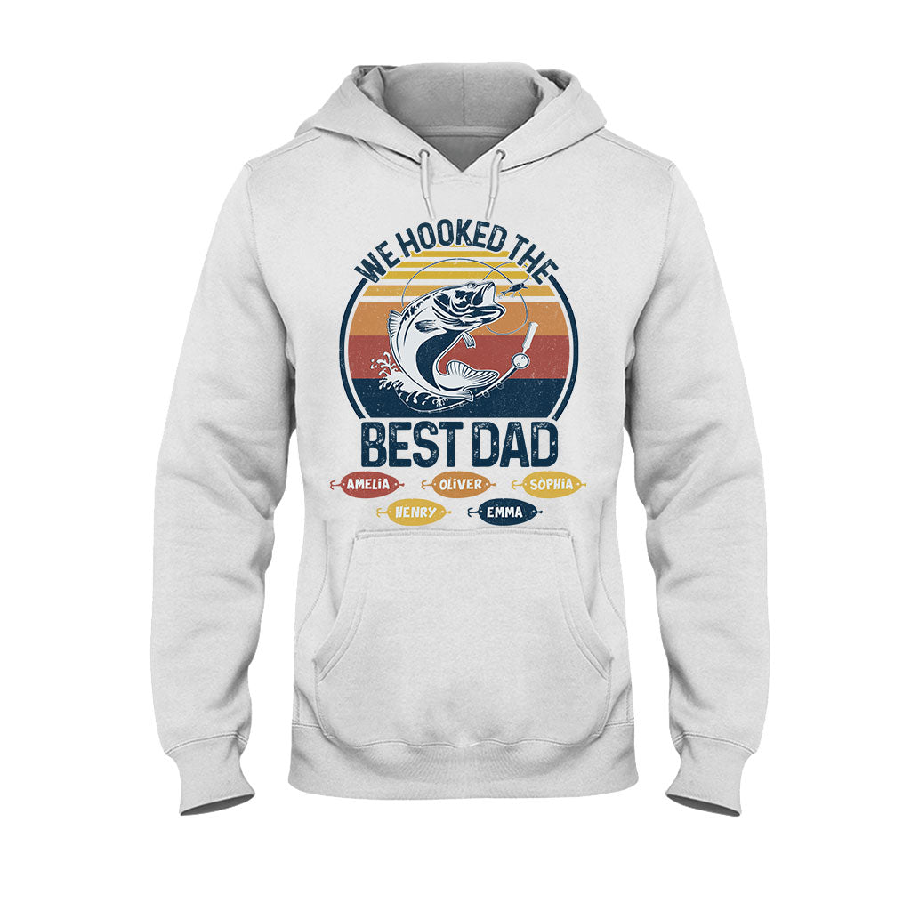 Wir haben den besten Angel-Papa und Opa am Haken! – Angelgeschenk für Papa und Opa – Personalisiertes T-Shirt und Hoodie