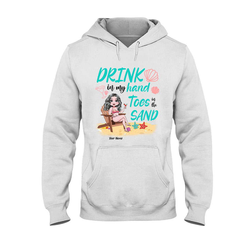Drink in My Hand Toes The Sand - Personalisiertes T-Shirt und Hoodie für Meeresliebhaber