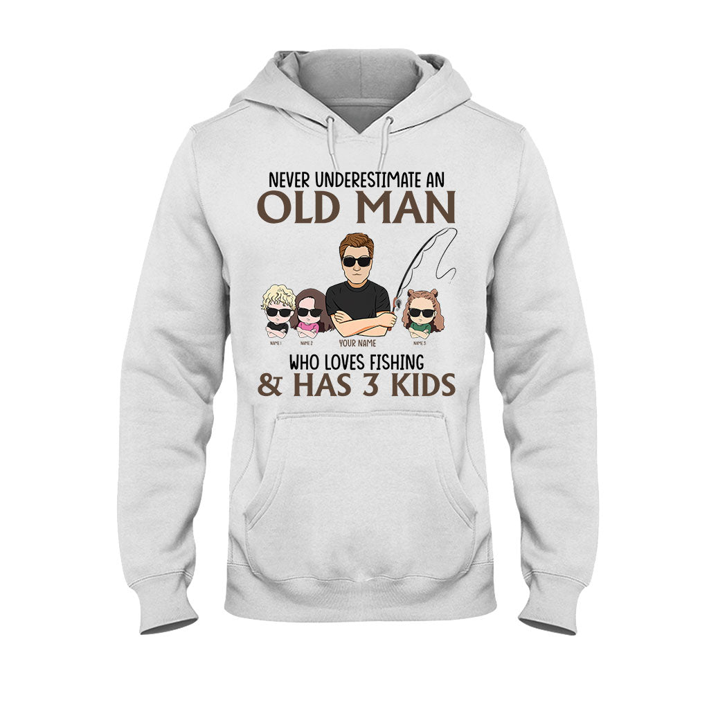 Unterschätze niemals einen alten Mann, der gerne angelt – personalisiertes Vatertags-T-Shirt und Hoodie