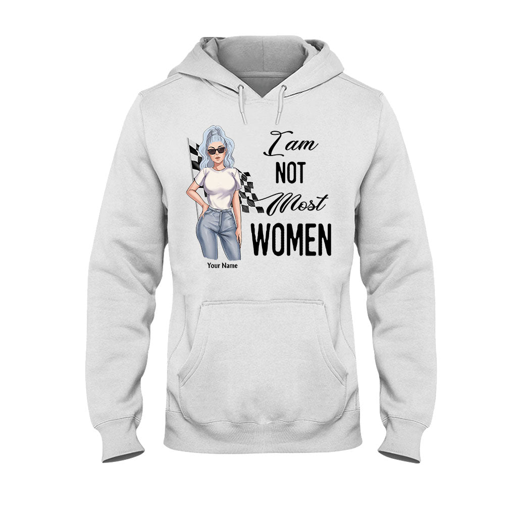 Ich bin nicht wie die meisten Frauen – Personalisiertes Renn-T-Shirt und Hoodie