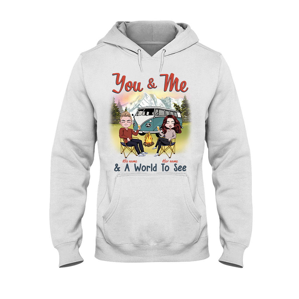 Du & Ich und eine Welt zu entdecken – personalisiertes Camping-T-Shirt und Hoodie