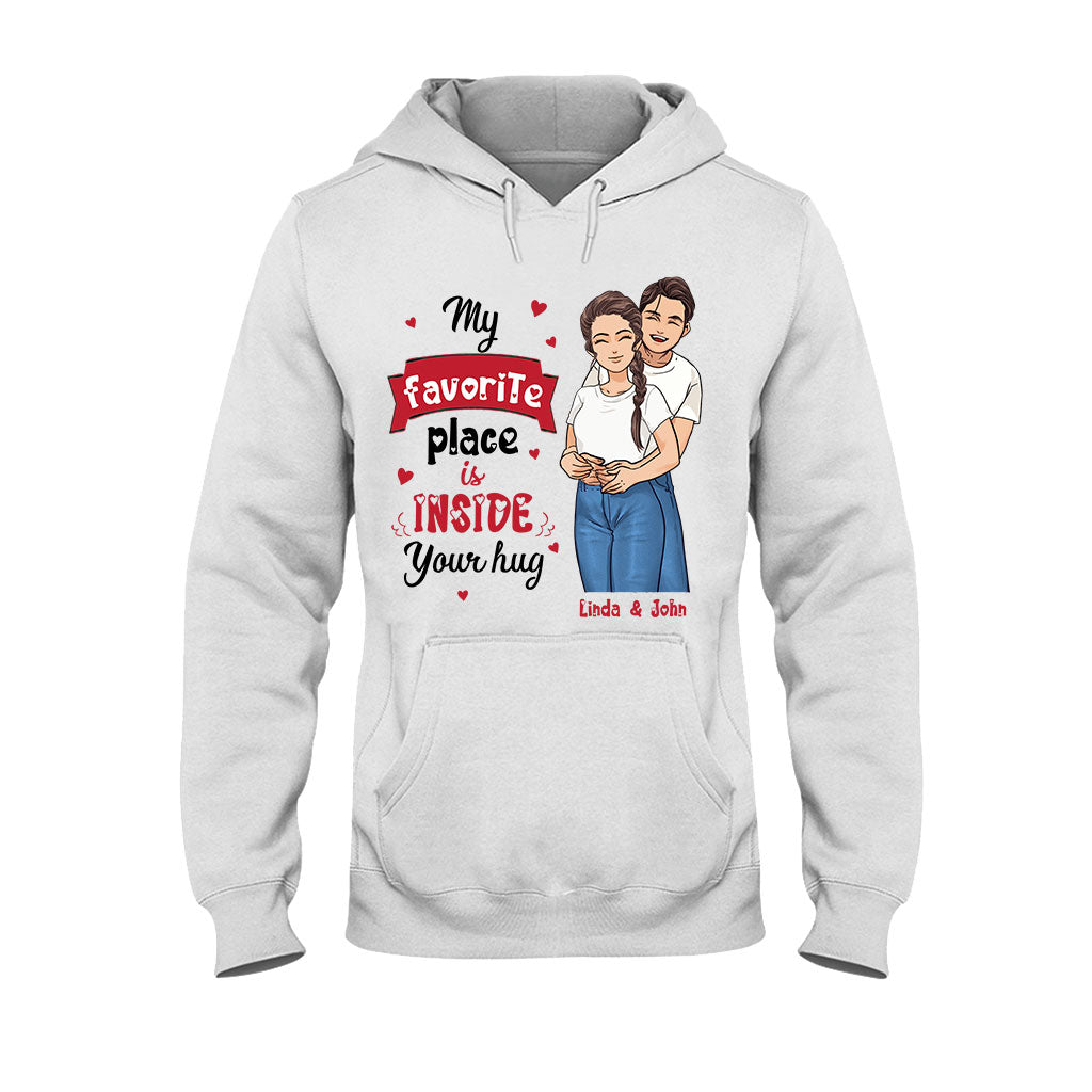 Mein Lieblingsplatz ist in deiner Umarmung – Personalisiertes Partner-T-Shirt und Hoodie