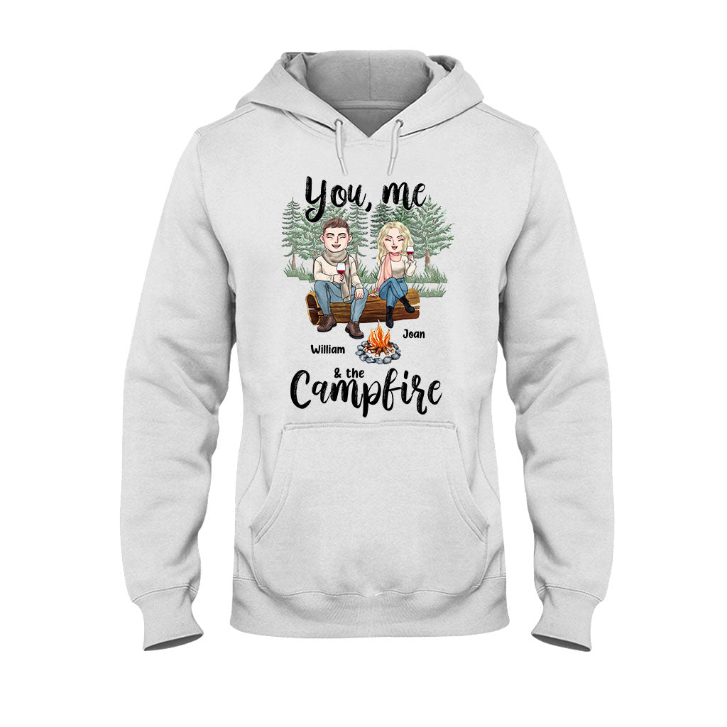 Du, ich und das Lagerfeuer – Personalisiertes Camping-T-Shirt und Hoodie für Paare