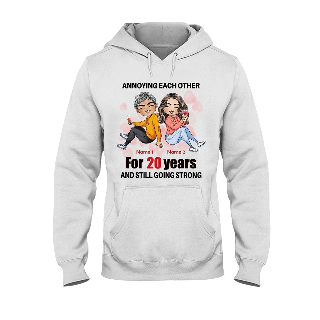 Ehepaar ärgert sich gegenseitig – Personalisiertes Partner-T-Shirt und Hoodie