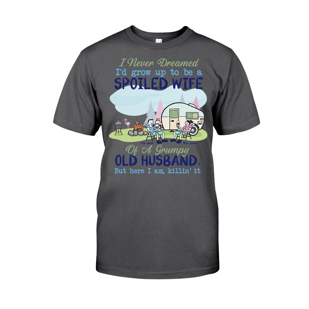 Verwöhnte Ehefrauen beim Camping – Personalisiertes T-Shirt und Hoodie