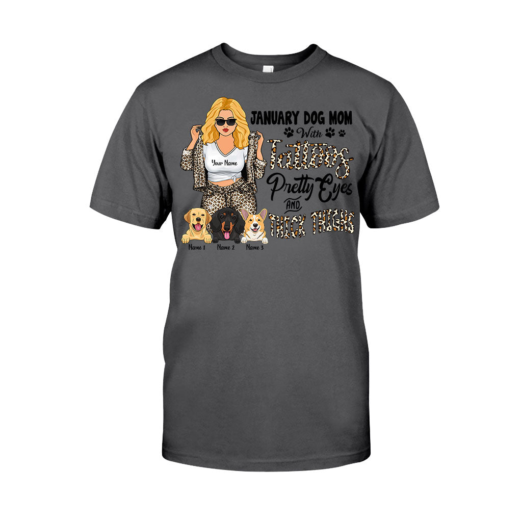 Hundemama mit Tattoos, schönen Augen und kräftigen Schenkeln – personalisiertes Muttertags-T-Shirt und Hoodie für Hundebesitzer.