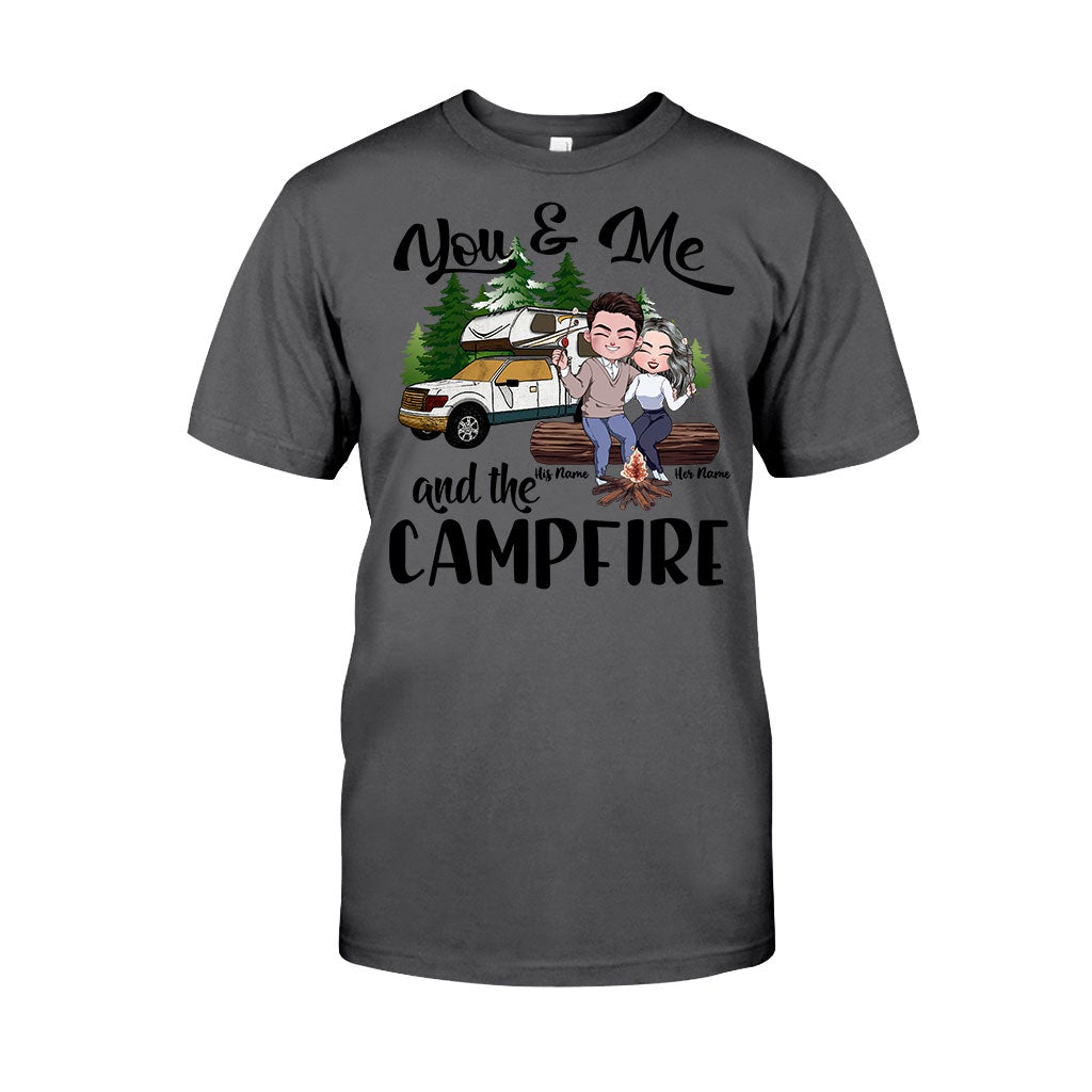 Du und ich und das Lagerfeuer – Personalisiertes Camping-T-Shirt und Hoodie