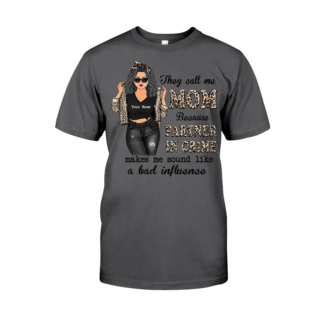 Sie nennen mich Mama, Komplizin – personalisiertes Muttertags-T-Shirt und Hoodie