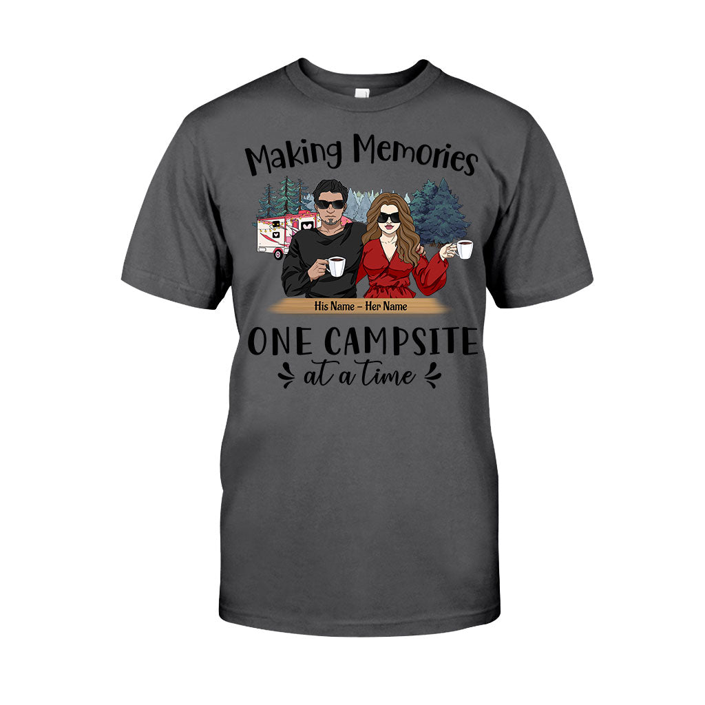 Nur wir zwei beim Camping – Personalisiertes T-Shirt und Hoodie