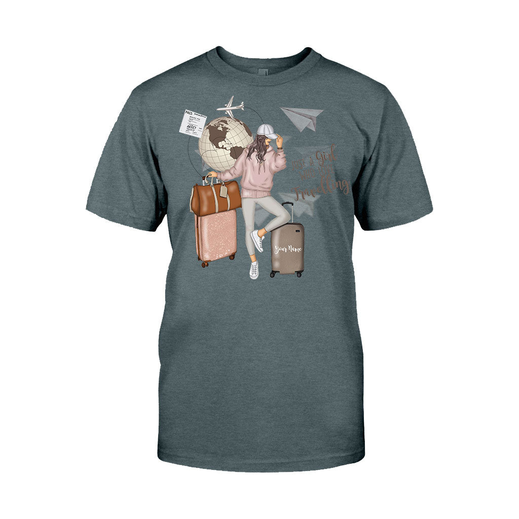 Einfach ein Mädchen, das gerne reist – personalisiertes T-Shirt und Hoodie