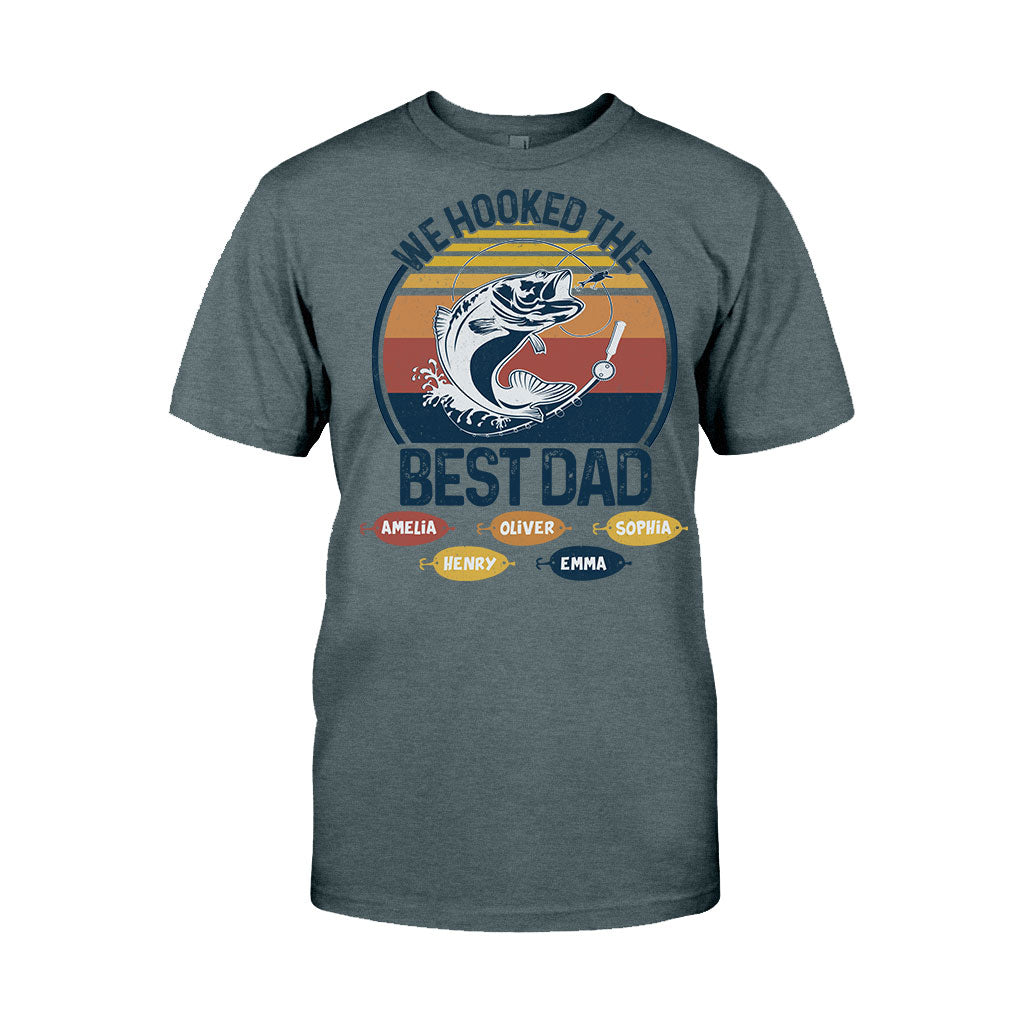 Wir haben den besten Angel-Papa und Opa am Haken! – Angelgeschenk für Papa und Opa – Personalisiertes T-Shirt und Hoodie