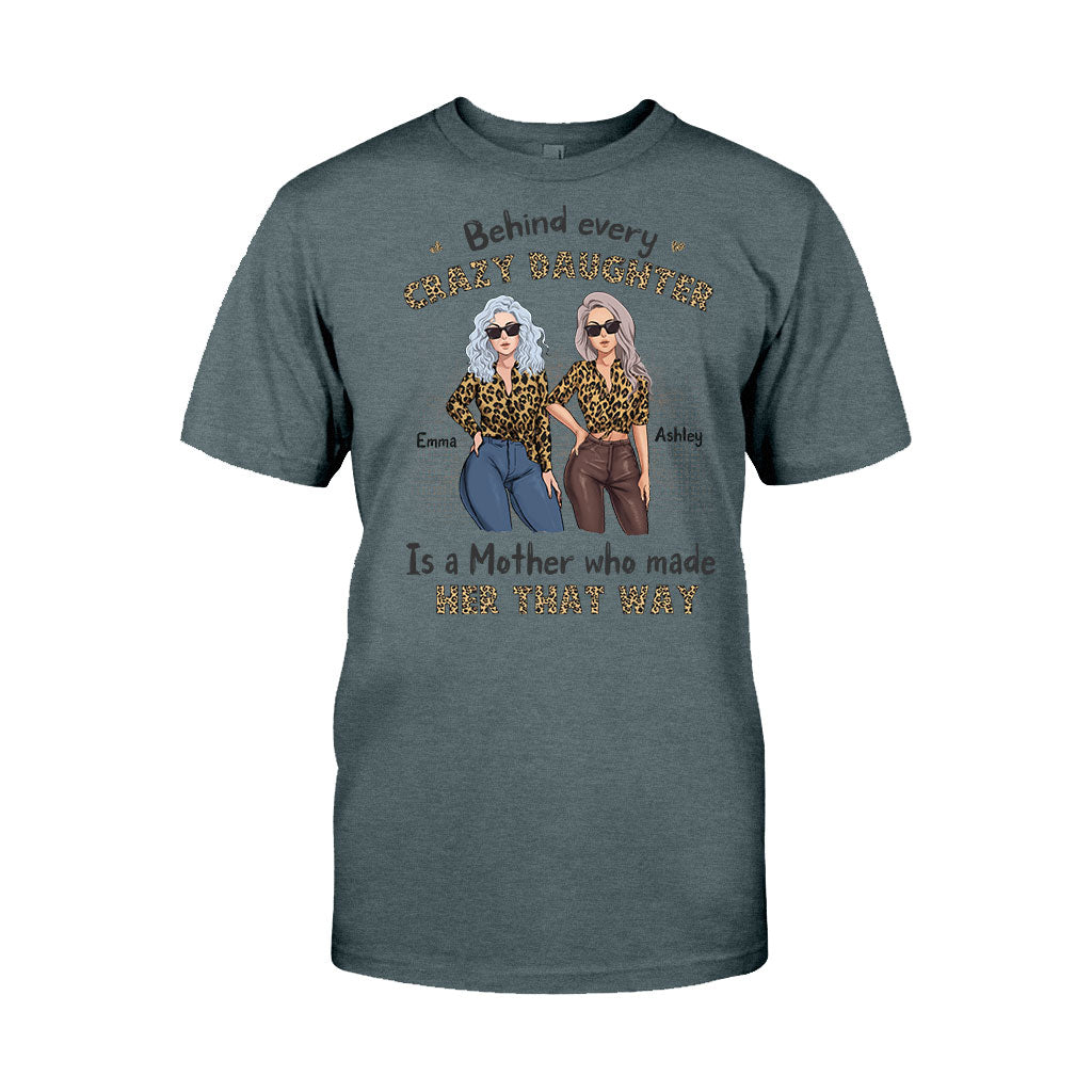 Hinter jeder verrückten Tochter – Personalisiertes Muttertags-T-Shirt und Hoodie