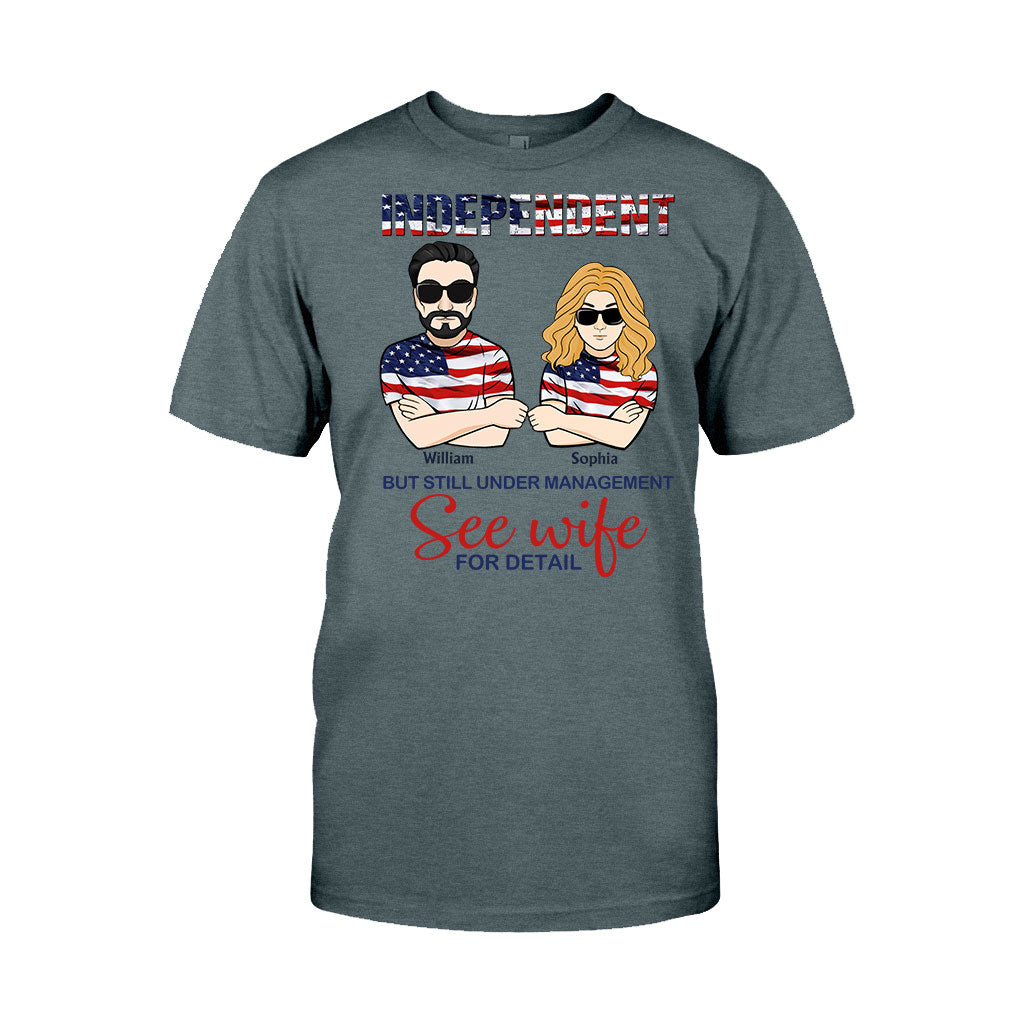 Unabhängig, aber immer noch unter Management – ​​Personalisiertes T-Shirt und Hoodie für Paare zum Unabhängigkeitstag