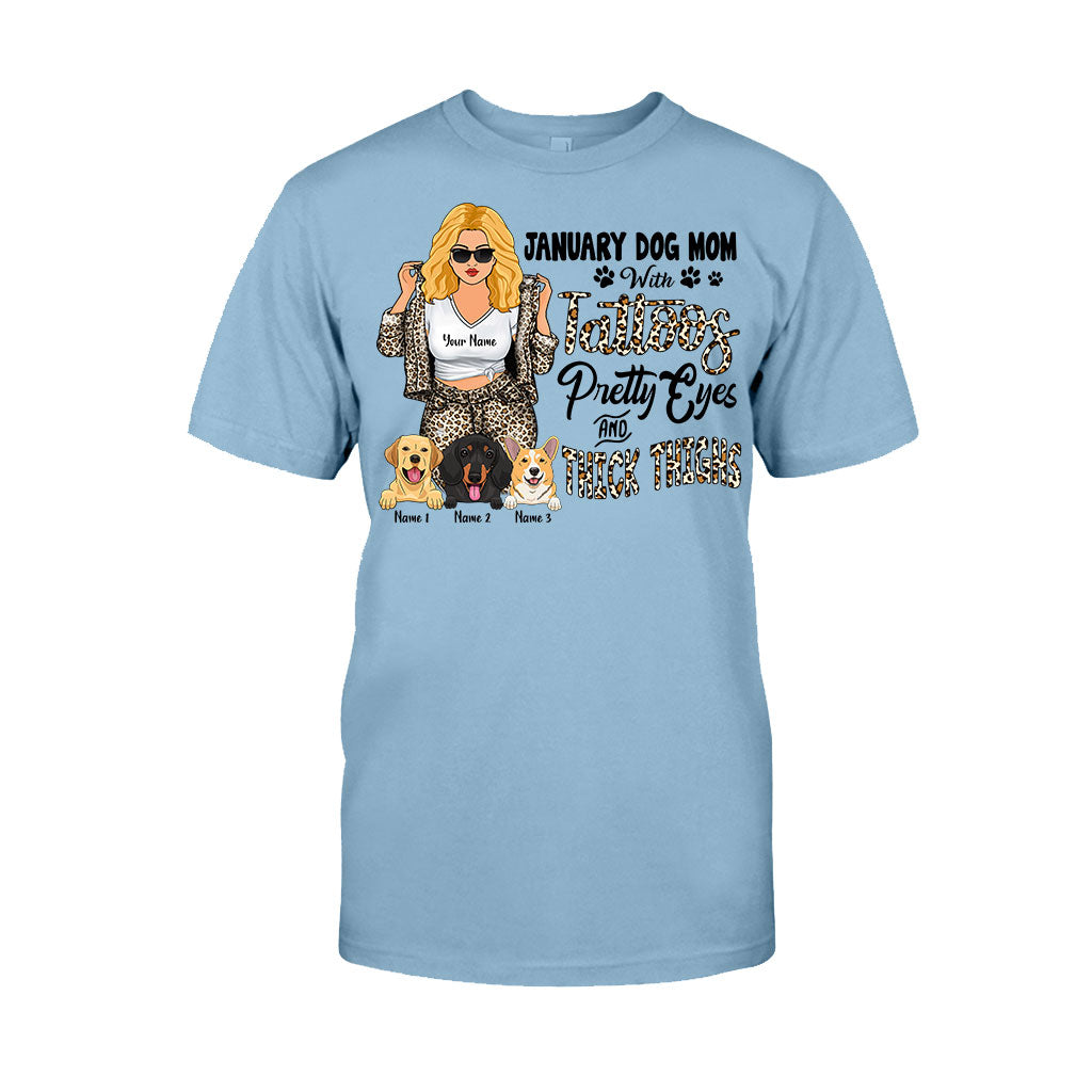 Hundemama mit Tattoos, schönen Augen und kräftigen Schenkeln – personalisiertes Muttertags-T-Shirt und Hoodie für Hundebesitzer.