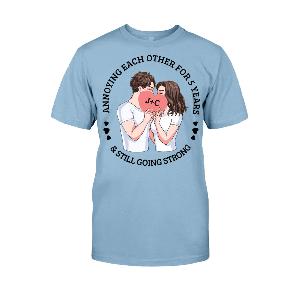 Sie ärgern sich seit Jahren und sind immer noch glücklich zusammen – personalisiertes Pärchen-T-Shirt und Hoodie