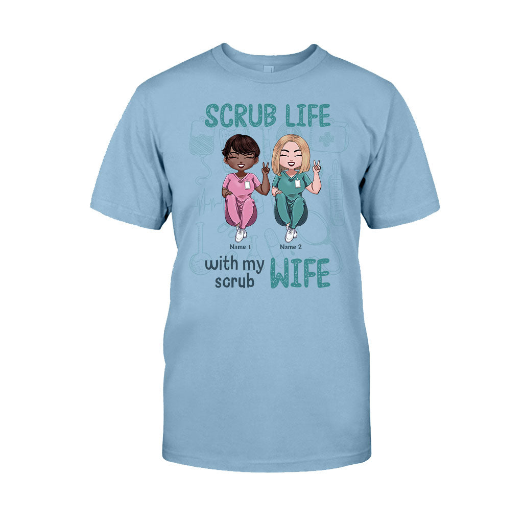 Das Leben mit meiner OP-Frau – personalisiertes T-Shirt und Hoodie für Krankenschwestern