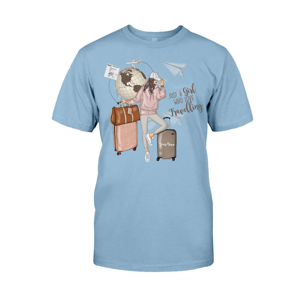 Einfach ein Mädchen, das gerne reist – personalisiertes T-Shirt und Hoodie