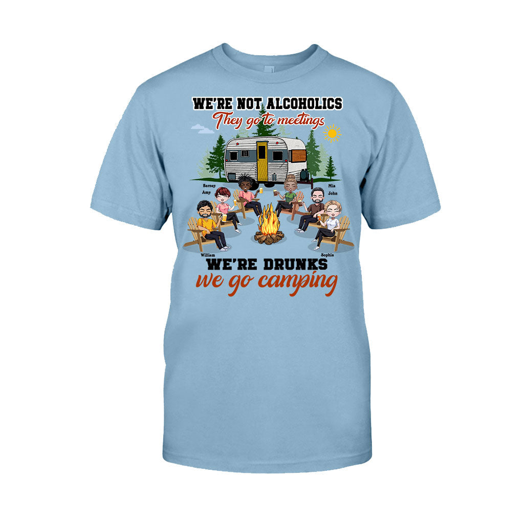 Wir sind keine Alkoholiker, die zum Treffen gehen – Personalisiertes Camping-T-Shirt und Hoodie