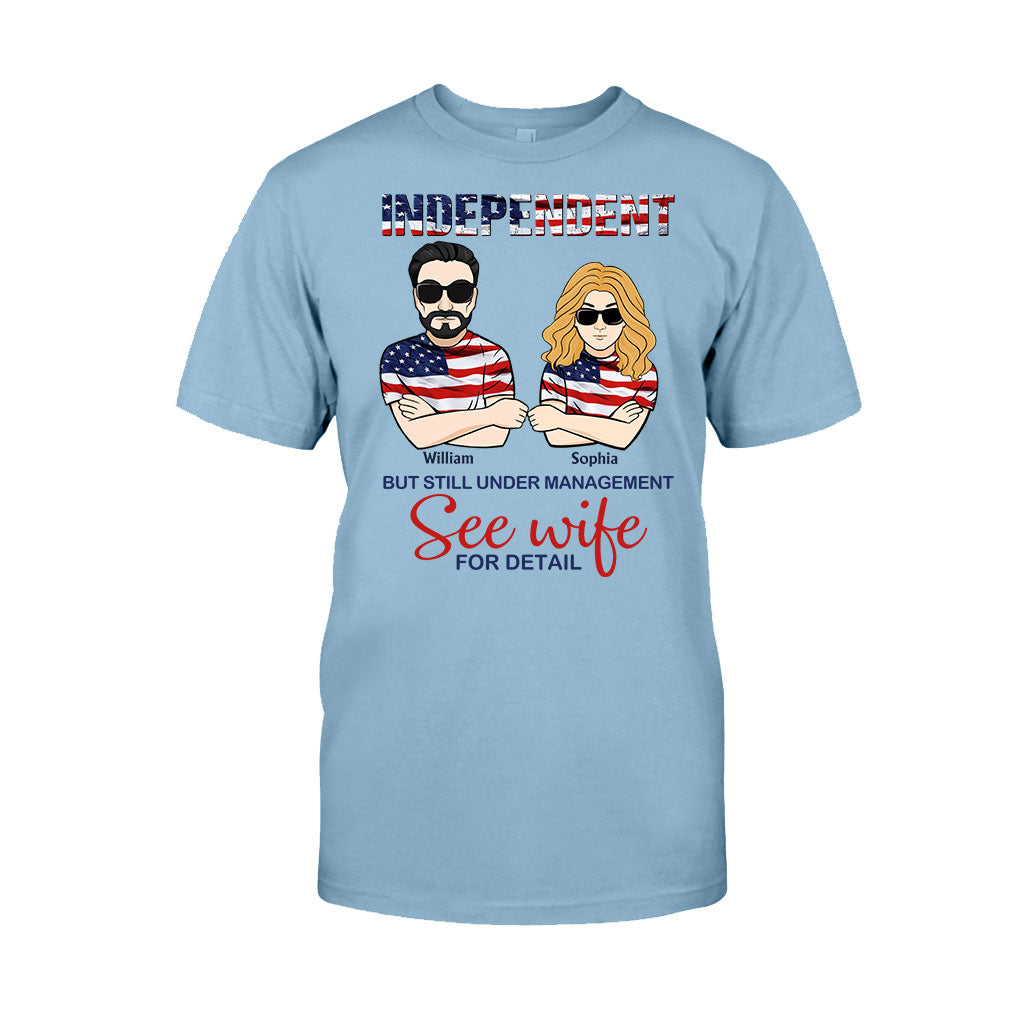 Unabhängig, aber immer noch unter Management – ​​Personalisiertes T-Shirt und Hoodie für Paare zum Unabhängigkeitstag