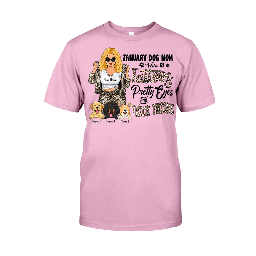 Hundemama mit Tattoos, schönen Augen und kräftigen Schenkeln – personalisiertes Muttertags-T-Shirt und Hoodie für Hundebesitzer.