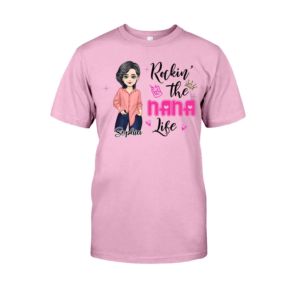 Das Oma-Leben rocken – Geschenk für Oma und Mama – Personalisiertes T-Shirt und Hoodie