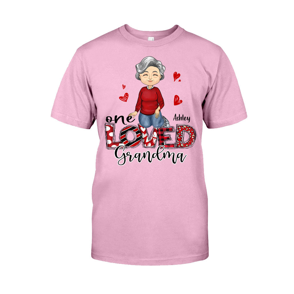 Eine geliebte Oma – Personalisiertes Valentinstags-T-Shirt und Hoodie für Oma