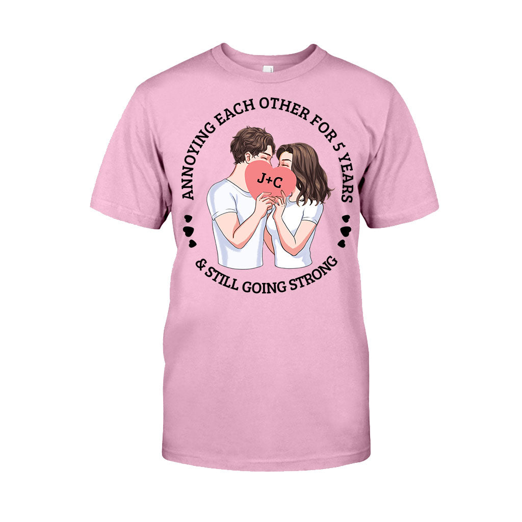 Sie ärgern sich seit Jahren und sind immer noch glücklich zusammen – personalisiertes Pärchen-T-Shirt und Hoodie