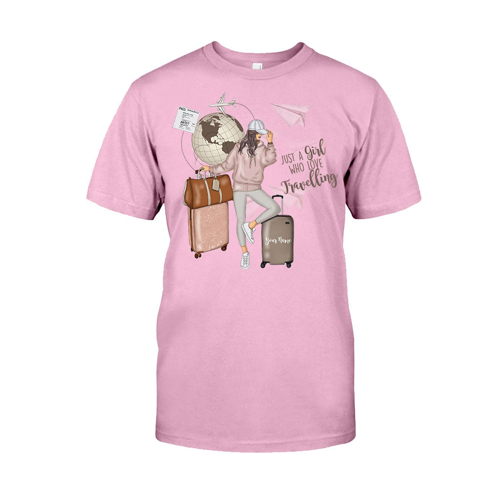 Einfach ein Mädchen, das gerne reist – personalisiertes T-Shirt und Hoodie