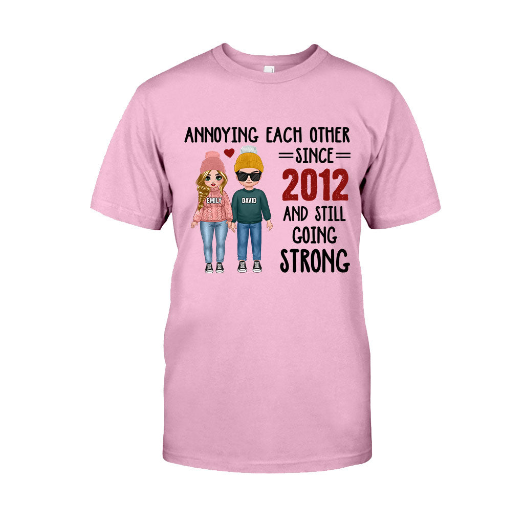 Sich gegenseitig nerven – Personalisiertes Partner-T-Shirt und Hoodie