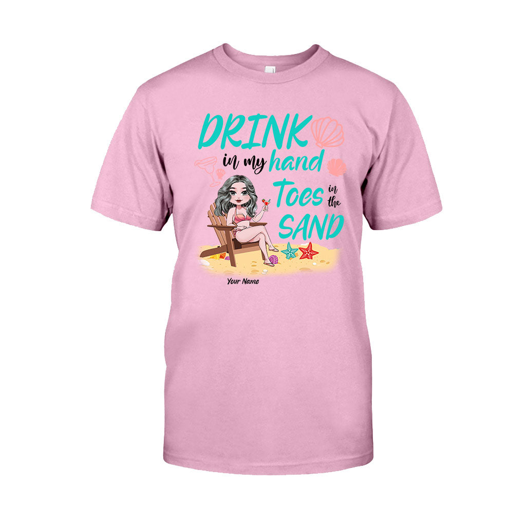 Drink in My Hand Toes The Sand - Personalisiertes T-Shirt und Hoodie für Meeresliebhaber