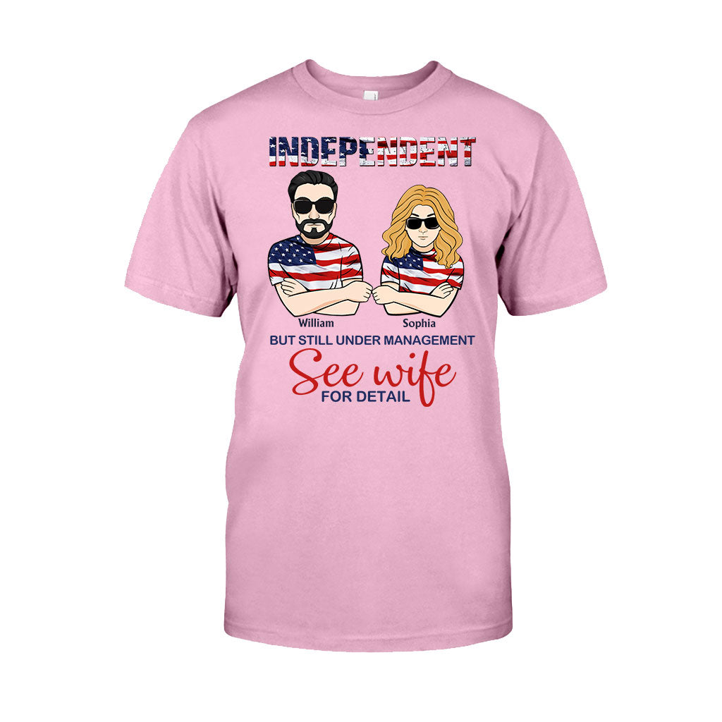 Unabhängig, aber immer noch unter Management – ​​Personalisiertes T-Shirt und Hoodie für Paare zum Unabhängigkeitstag