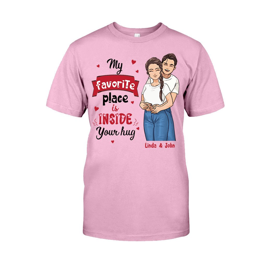 Mein Lieblingsplatz ist in deiner Umarmung – Personalisiertes Partner-T-Shirt und Hoodie