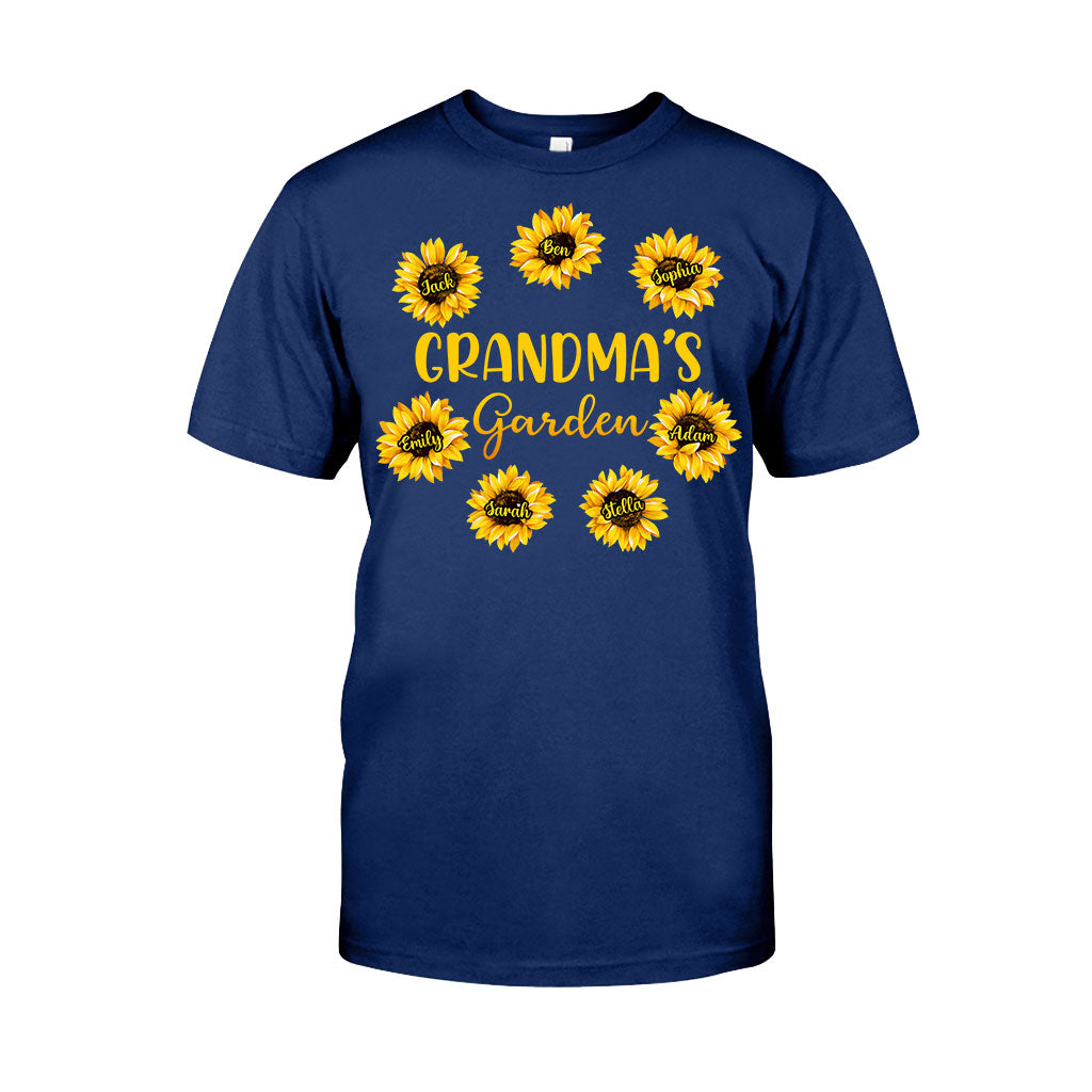 Omas Garten – Geschenk für Oma, Mama, Papa, Opa – Personalisiertes T-Shirt und Hoodie