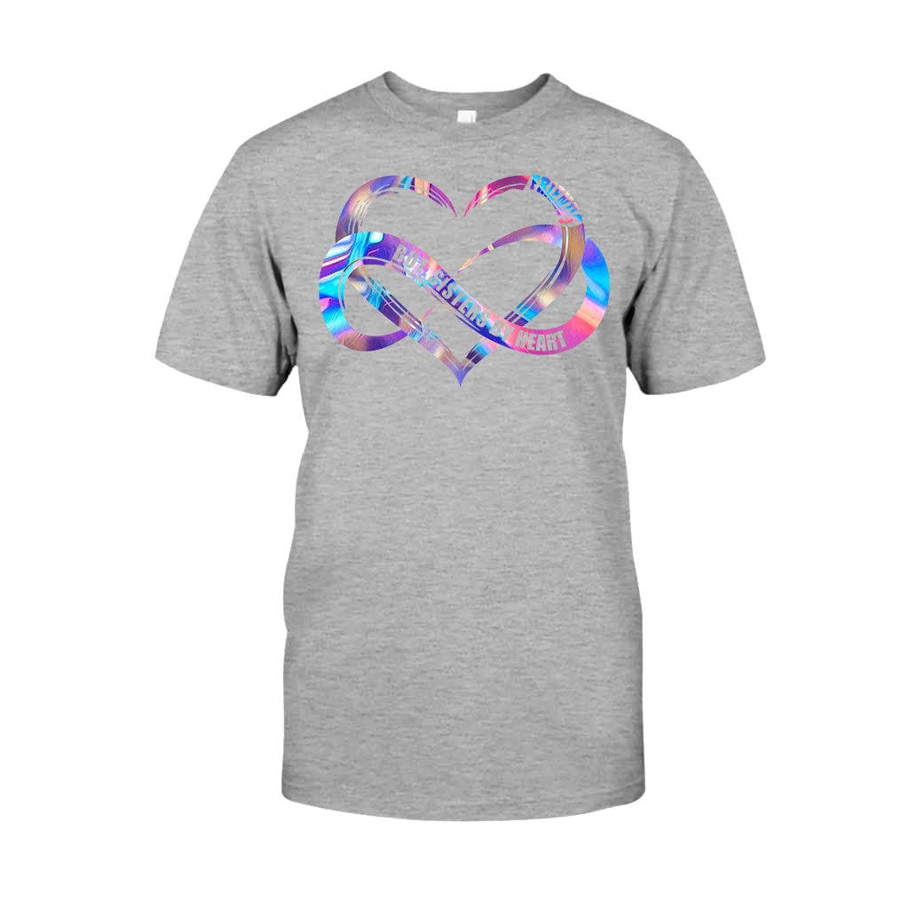 Nicht blutsverwandt, aber im Herzen Schwestern – Personalisiertes Bestie-T-Shirt und Hoodie