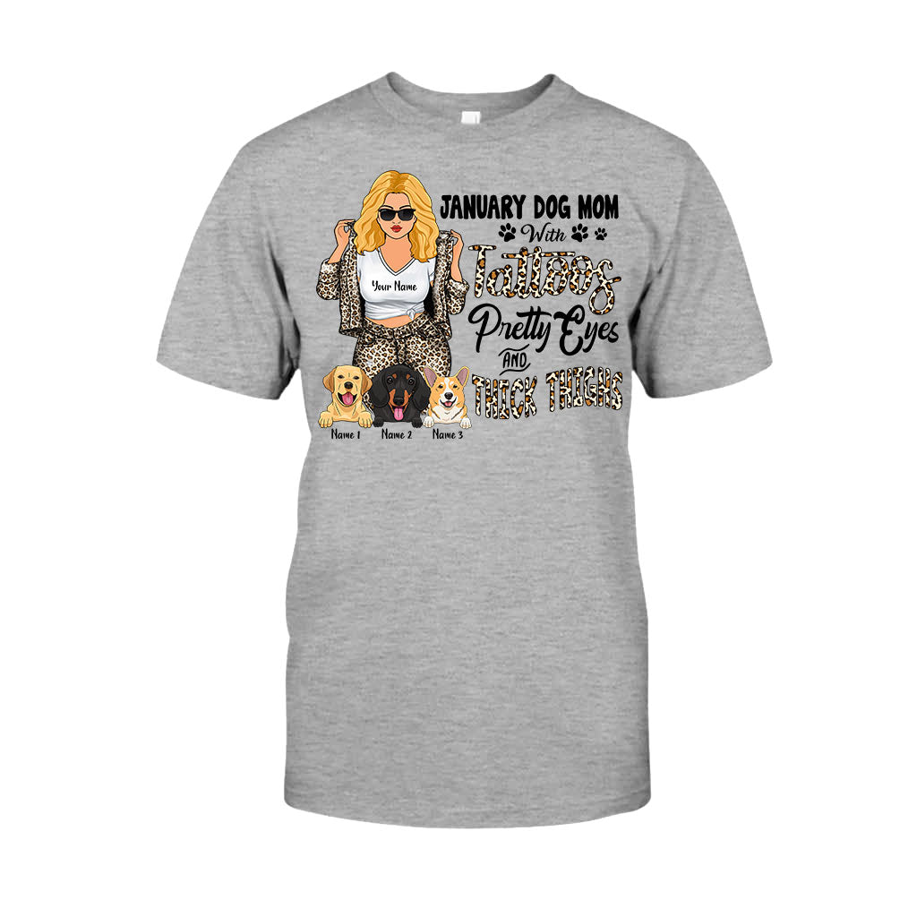 Hundemama mit Tattoos, schönen Augen und kräftigen Schenkeln – personalisiertes Muttertags-T-Shirt und Hoodie für Hundebesitzer.