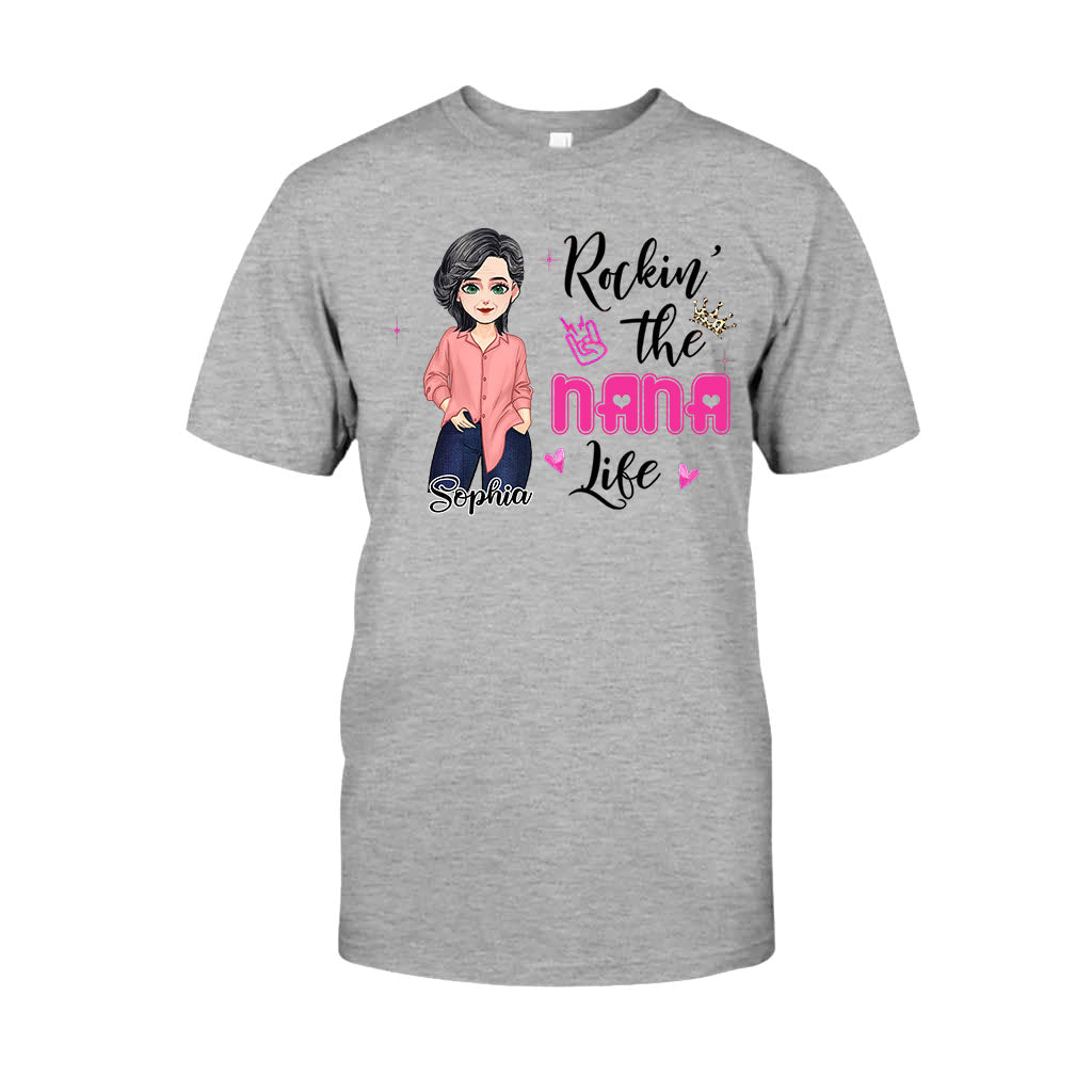 Das Oma-Leben rocken – Geschenk für Oma und Mama – Personalisiertes T-Shirt und Hoodie