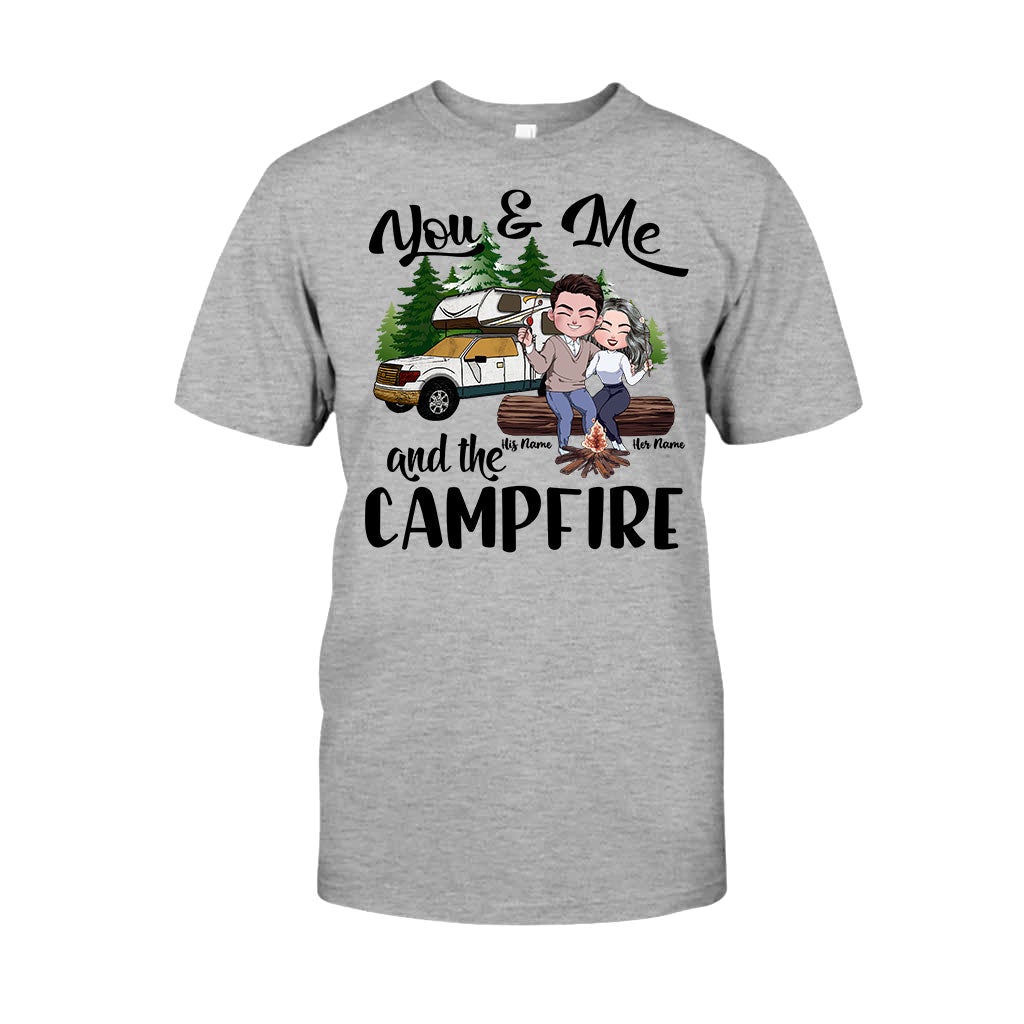 Du und ich und das Lagerfeuer – Personalisiertes Camping-T-Shirt und Hoodie