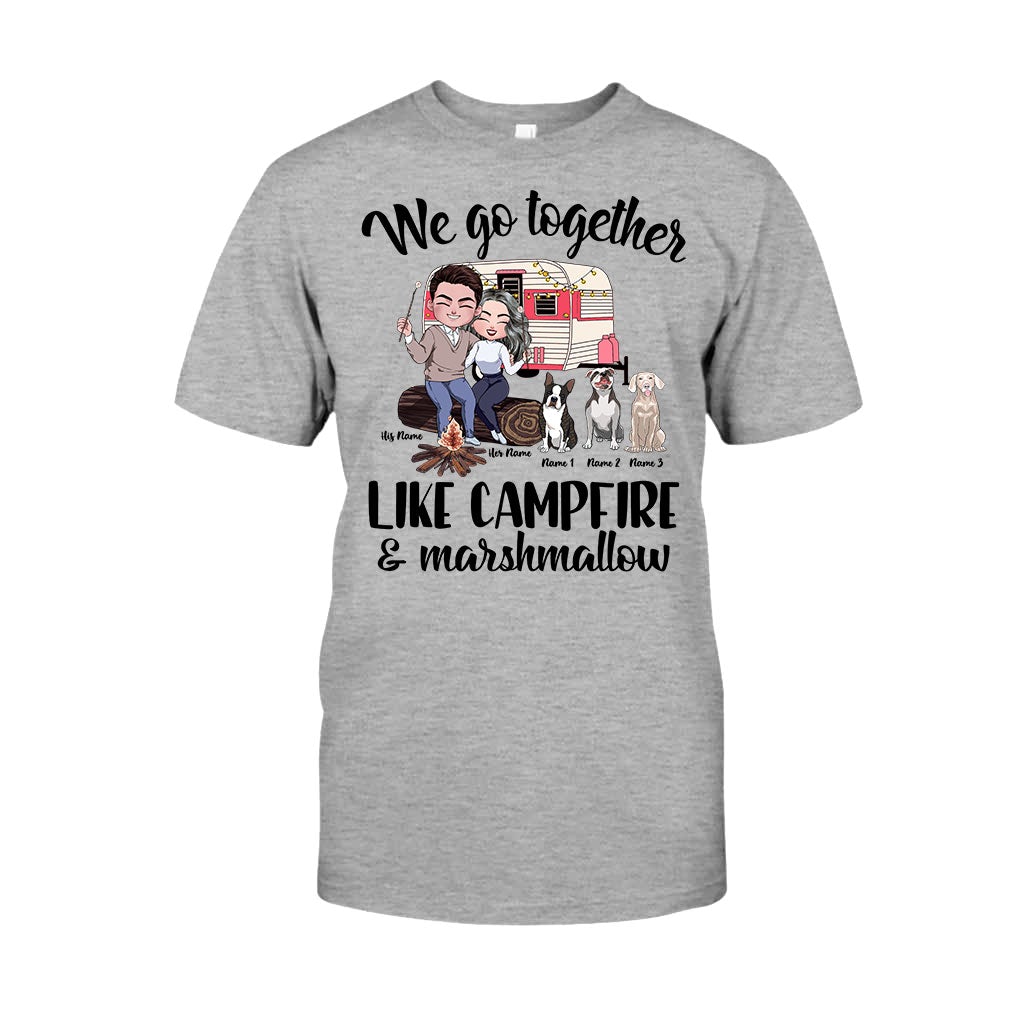 Du und ich und die Hunde und das Lagerfeuer – personalisiertes Camping-T-Shirt und Hoodie
