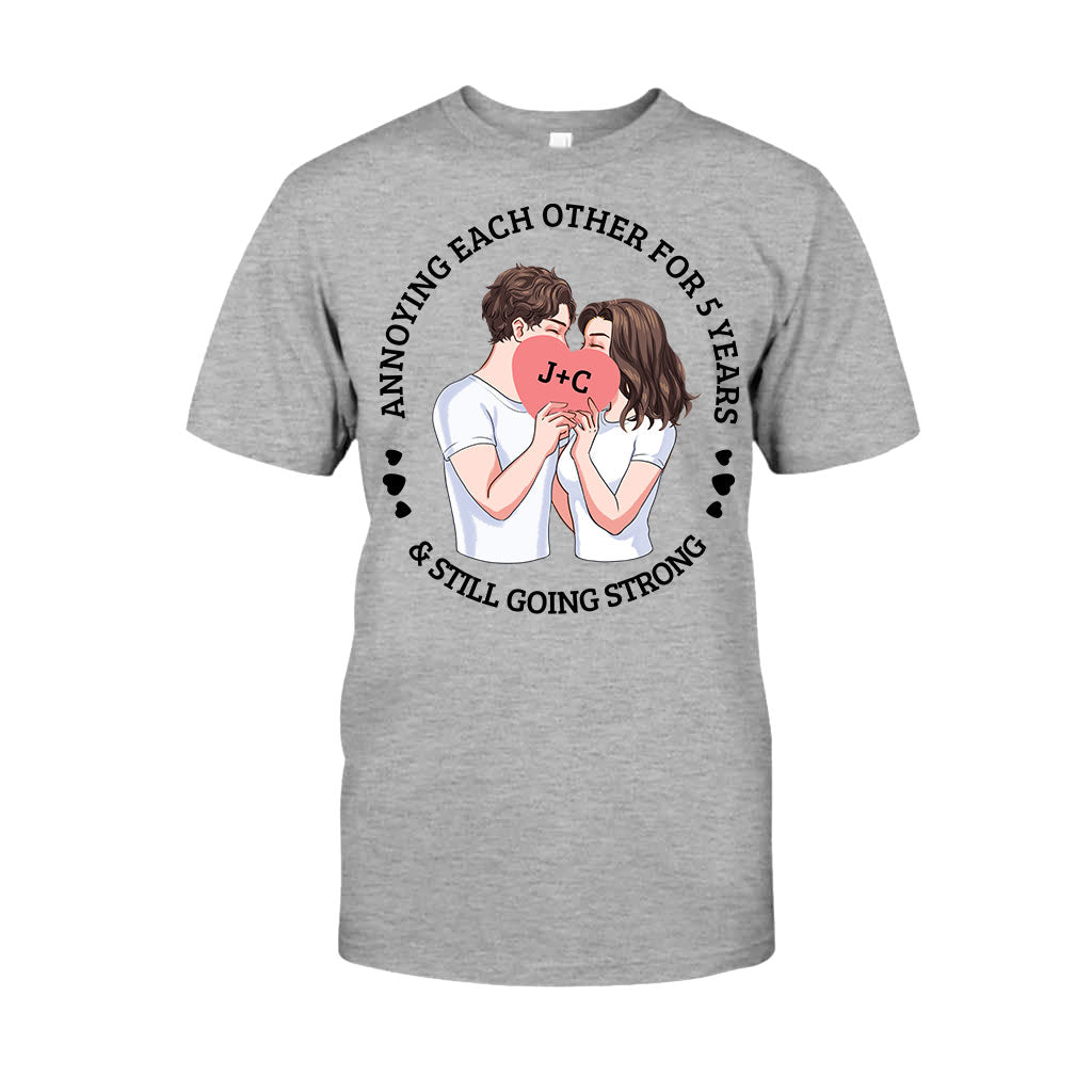 Sie ärgern sich seit Jahren und sind immer noch glücklich zusammen – personalisiertes Pärchen-T-Shirt und Hoodie