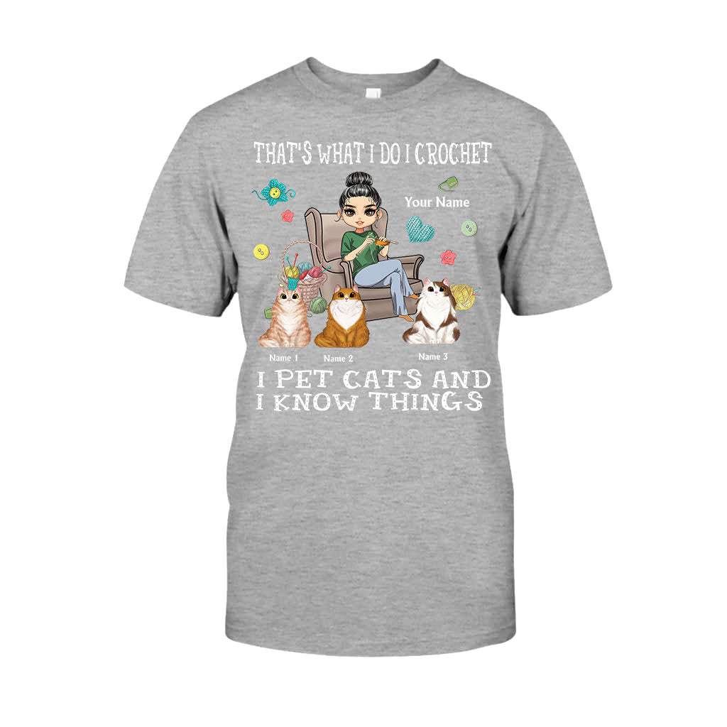 Das ist, was ich mache: Ich häkle, ich streichle Katzen und ich weiß Dinge – personalisiertes T-Shirt und Hoodie