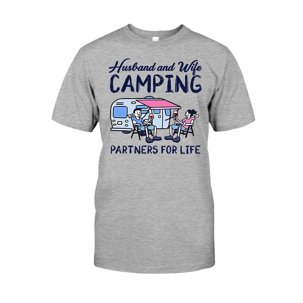 Campingpartner fürs Leben – Camping-T-Shirt und Hoodie für Ehepaare (112021)