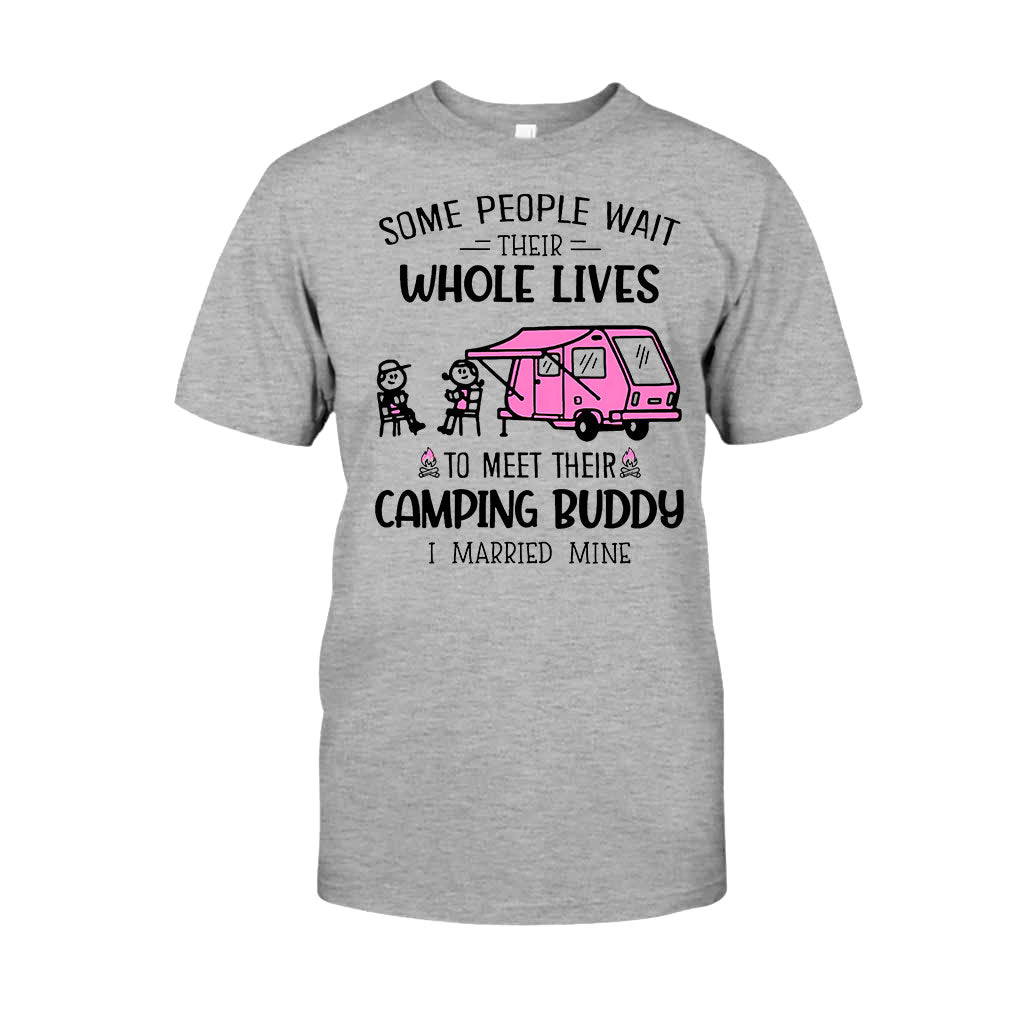 Manche Menschen warten ihr ganzes Leben lang – Camping-T-Shirt und Hoodie 112021