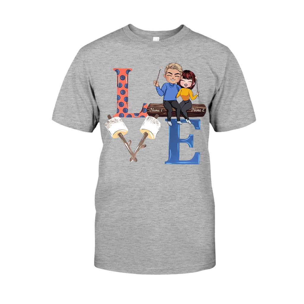 Liebespaare beim Camping – Personalisiertes T-Shirt und Hoodie