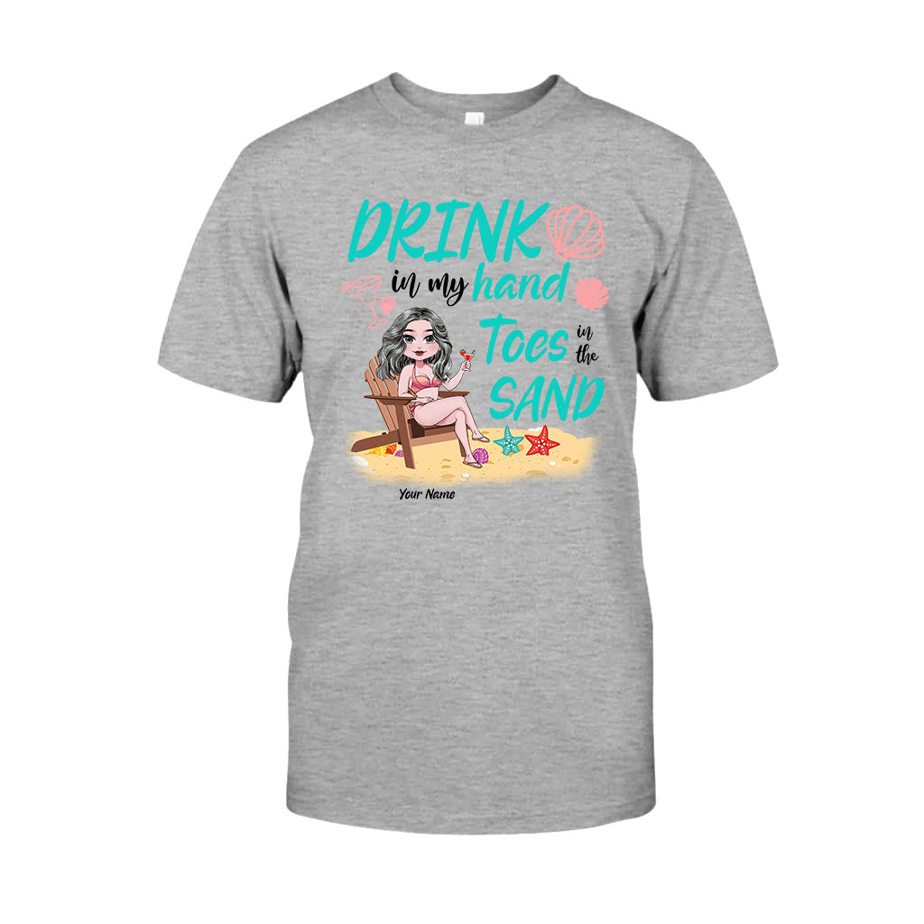Drink in My Hand Toes The Sand - Personalisiertes T-Shirt und Hoodie für Meeresliebhaber